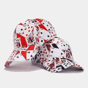 Dettaglio macro di un cappellino da baseball con motivi di carte da gioco e poker