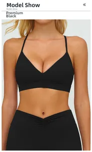 Détail du soutien-gorge de sport col V noir et legging taille haute avec texture froncée