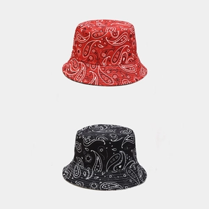 Bob réversible avec motif paisley en rouge et noir, chapeau de soleil rétro tendance