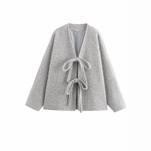 Giacca cardigan grigia con doppia chiusura a fiocco e scollo rotondo elegante