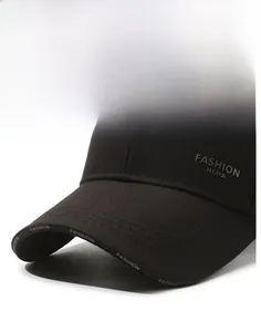 Detailansicht der schwarzen Baseballkappe mit fester Krempe und Fashion-Stickerei
