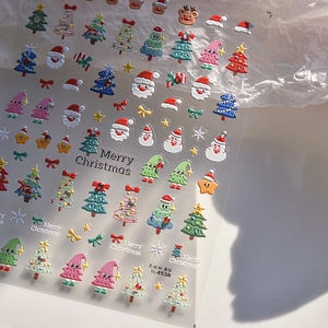 Détail de stickers 3D pour ongles de Noël avec motifs Père Noël et flocons de neige