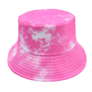 Détails des coutures renforcées sur le bord du chapeau bob tie-dye rose et blanc