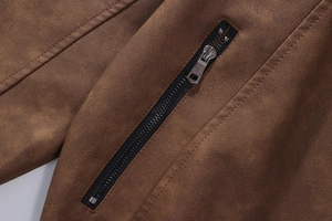Detailaufnahme des Reißverschlusses an einer braunen Wildlederjacke mit feinen Nähten