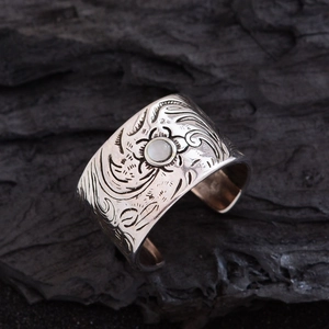 Vintage wide open silver ring with floral engraving and white cat's eye stone inlay