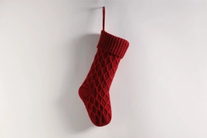 Nahaufnahme der roten Strick-Weihnachtssocke mit Rautenmuster und Aufhängung