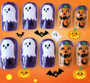 Λεπτομέρεια από νύχια Halloween με μωβ φαντάσματα και πορτοκαλί σχέδια με κολοκύθες