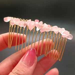 Dettaglio del pettine per capelli con cristalli rosa e filo metallico dorato