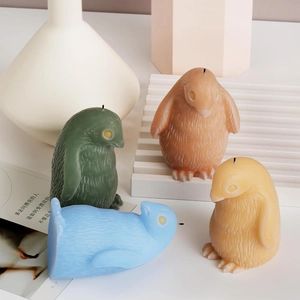 3D Duftkerzen in Pinguinform mit feiner Federstruktur in vier verschiedenen Farben
