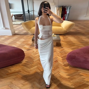 Détail d'une robe licou blanche avec fleurs 3D et empiècements en maille transparente