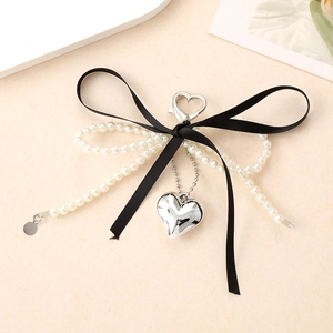Pendentif cœur argenté avec nœud en ruban noir et chaîne de perles pour sac ou clés