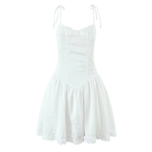 Mini robe blanche à fines bretelles avec nœud sur la poitrine et broderie dentelle