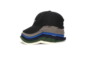 Empilement vertical de six casquettes de baseball en coton de plusieurs couleurs de profil