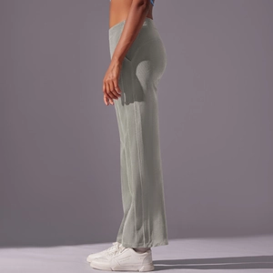 Primer plano de pantalones deportivos grises de pana con textura suave y rayas finas