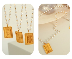 Dettaglio della collana con ciondolo tulipano dorato e catena di perle bianche stile retrò