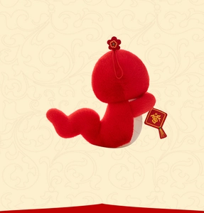 Vista detallada del peluche de serpiente roja mascota para el año del zodiaco 2025.