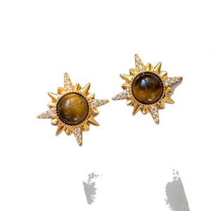 Boucles d'oreilles étoiles en plaqué or 18 carats avec œil de tigre et cristaux brillants