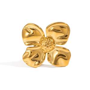 Detailansicht eines polierten goldenen Blumenrings mit vierblättrigem Design und Kernpunkten