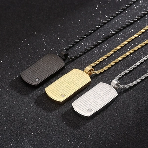 Détails de pendentifs rectangulaires avec prière gravée en noir or et argent sur fond noir
