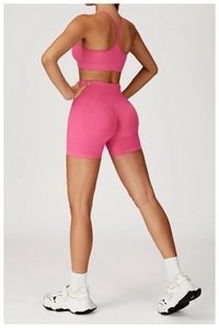 Détail d'un ensemble de yoga rose sans couture avec short taille haute et brassière sport