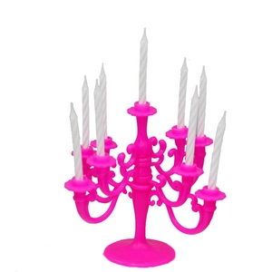 Chandelier décoratif rose en plastique avec neuf bougies blanches spirales sur fond blanc