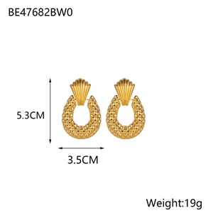 Vista dettagliata delle dimensioni di orecchini a coda di pesce in oro 14K oversize