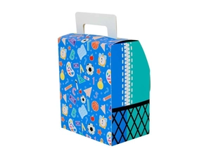 Détail de la boîte cadeau écolier avec motifs de papeterie et texture latérale