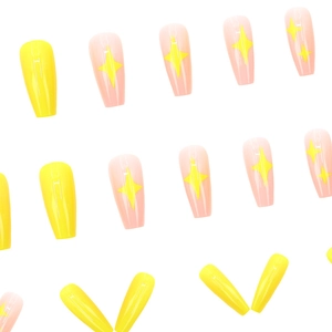 Faux ongles cercueil jaune citron et nude avec motifs d'étoiles sur fond blanc