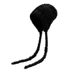 Gorro de peluche negro con orejeras y cordones para calidez y comodidad en invierno