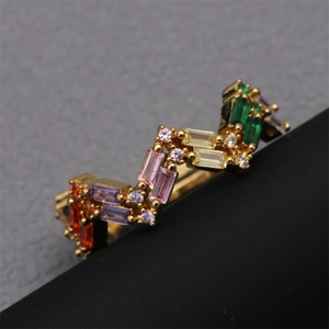 Adjustable V-shaped gold ring with multi-color cubic zirconia inlay in a wavy design
