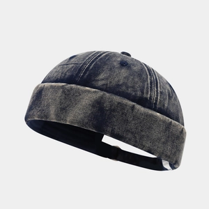 Détail du bonnet docker en denim bleu délavé montrant la texture et le bord roulé