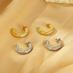 Detail von C-förmigen Ohrringen mit 18K Goldbeschichtung und Zirkonia-Pavé-Einlage