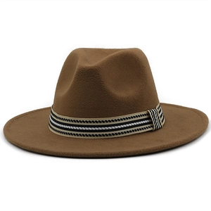 Dettaglio cappello fedora in lana marrone con nastro a righe e corona classica pizzicata