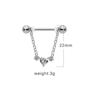 Makroaufnahme von silbernem Herzanhänger-Brustring Körperpiercing-Schmuckdetails