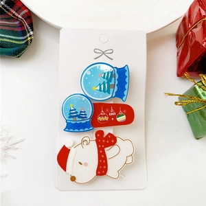 Détail du lot de barrettes de Noël avec motifs ours polaire et flocons sur carte cadeau