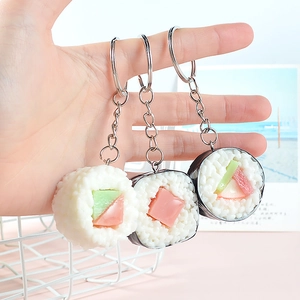 Tre portachiavi sushi realistici in PVC con dettagli di salmone e cetriolo in metallo
