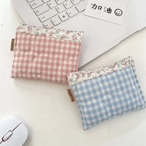 Detail der gesteppten Stofftasche in Pink und Blau mit Herzmuster und Blumenrand