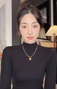 Gros plan d'un collier pendentif soleil vintage avec perles de verre bleues et brunes