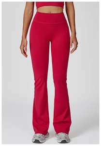 Gros plan sur le legging évasé magenta à taille haute avec tissu sculptant élastique