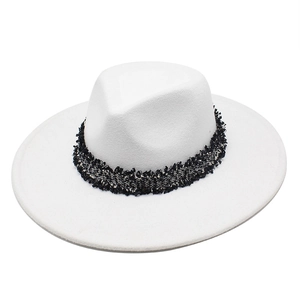 Chapeau fedora classique en laine blanche avec ruban de gland en tweed noir et blanc