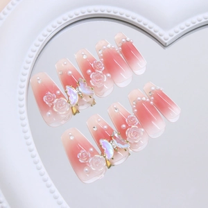 Faux ongles dégradés roses avec fleurs 3D, breloques papillon et perles fines