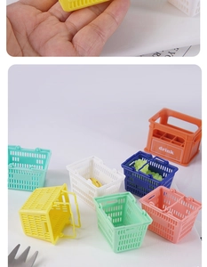 Dettaglio macro di mini cestini per la spesa colorati in varie tonalità pastello