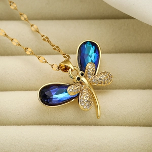 Collana con ciondolo a libellula dorata con cristalli blu e zirconi su portagioie