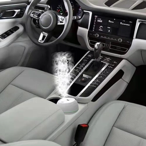Humidificador de coche USB blanco portátil con efecto de niebla en la consola central