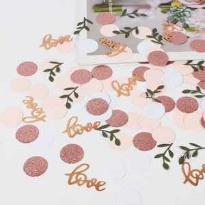 Detail von Roségold Love-Konfetti mit grünen Blättern und rosa Kreisen auf weißem Grund