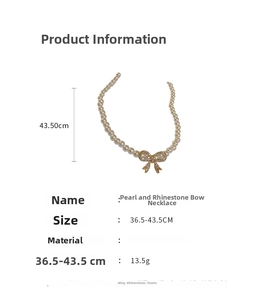 Dettaglio della collana di perle con fiocco e strass con materiali e dimensioni