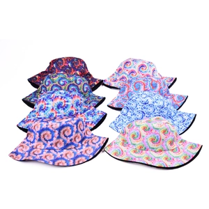 Varietà di cappelli alla pescatora tie-dye con motivi a spirale e protezione solare