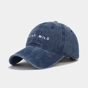 Dettaglio del ricamo Stay Wild su un cappellino da baseball in cotone lavato