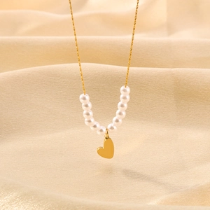 Elegante collana in acciaio al titanio dorato con perle bianche e ciondolo a cuore