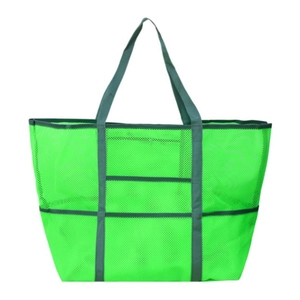 Vue détaillée d'un sac de plage en maille verte avec plusieurs poches extérieures